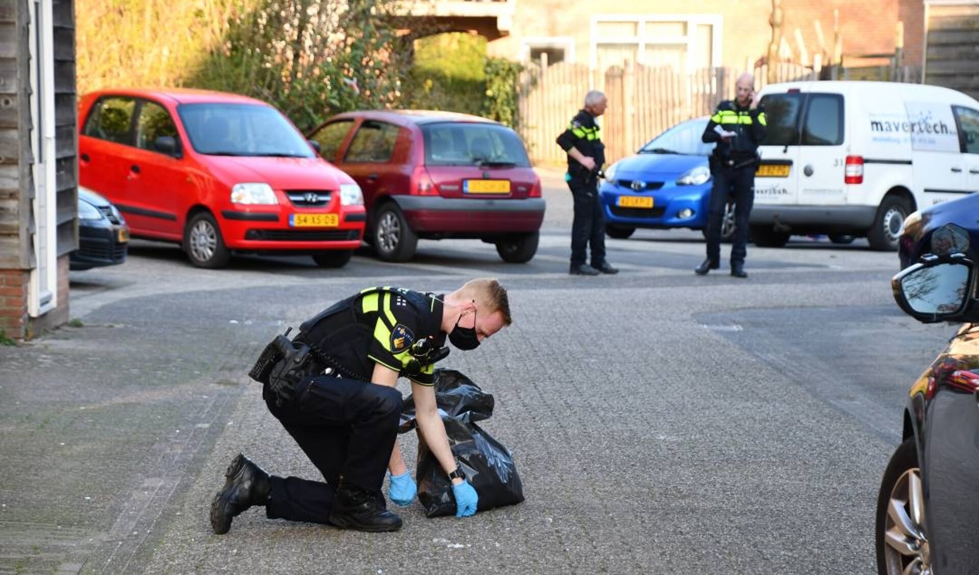 Politie doet onderzoek in de Edelstenenbuurt in Middelburg