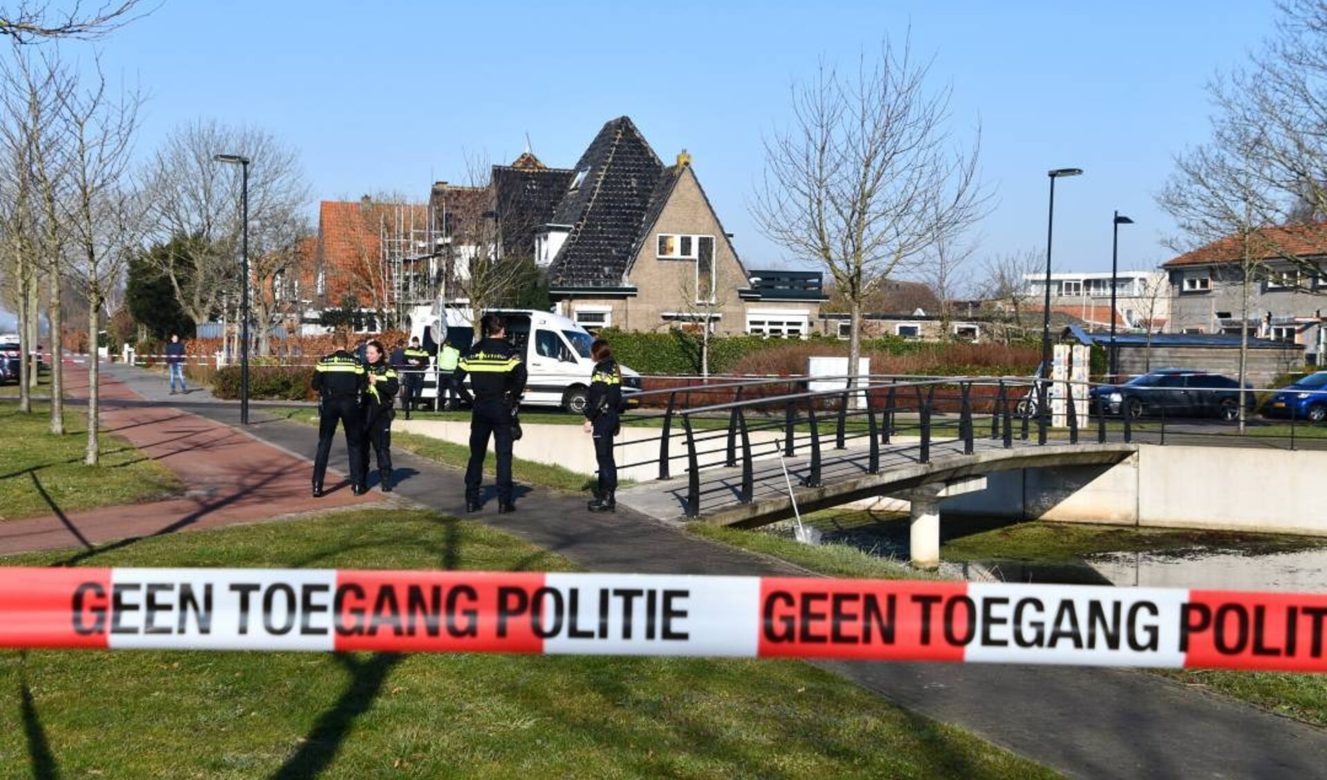 De omgeving is afgezet voor het politieonderzoek in Lewedorp.