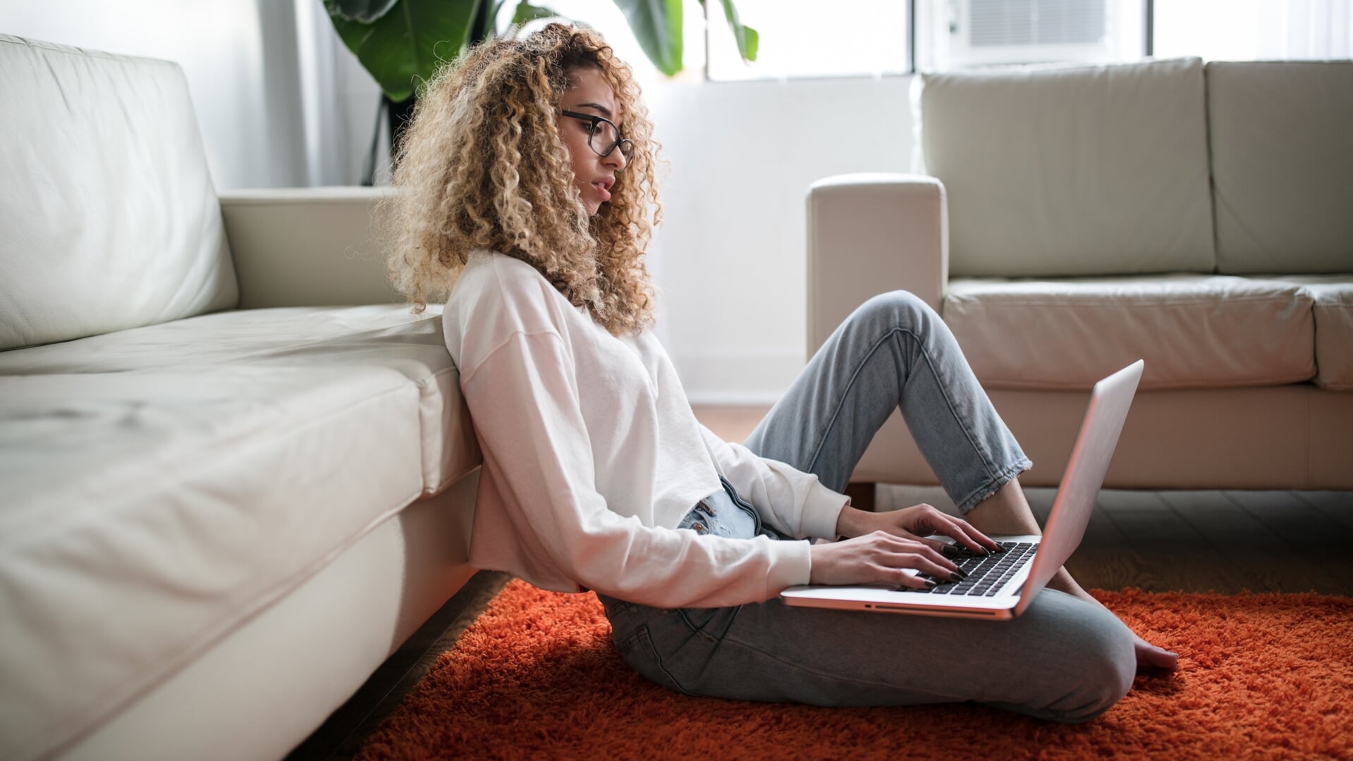 Een vrouw met een laptop, foto ter illustratie