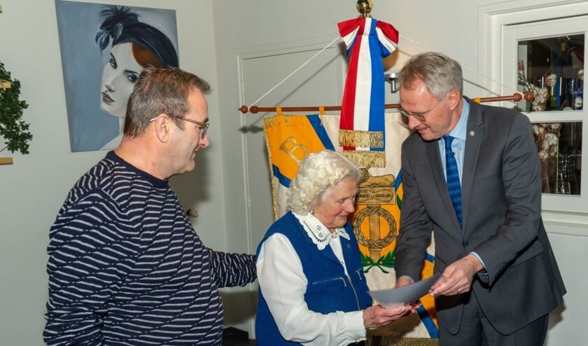 Commissaris van de koning Han Polman reikt op 7 maart 2020, nog voor corona, een jaarteken uit.