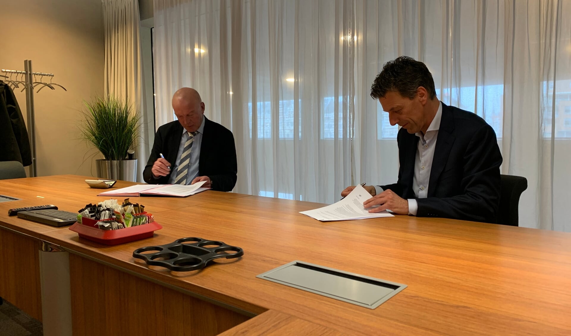 Toine Poppelaars, dijkgraaf, en Pieter Wisse, wethouder gemeente Veere tekenen de huurovereenkomst