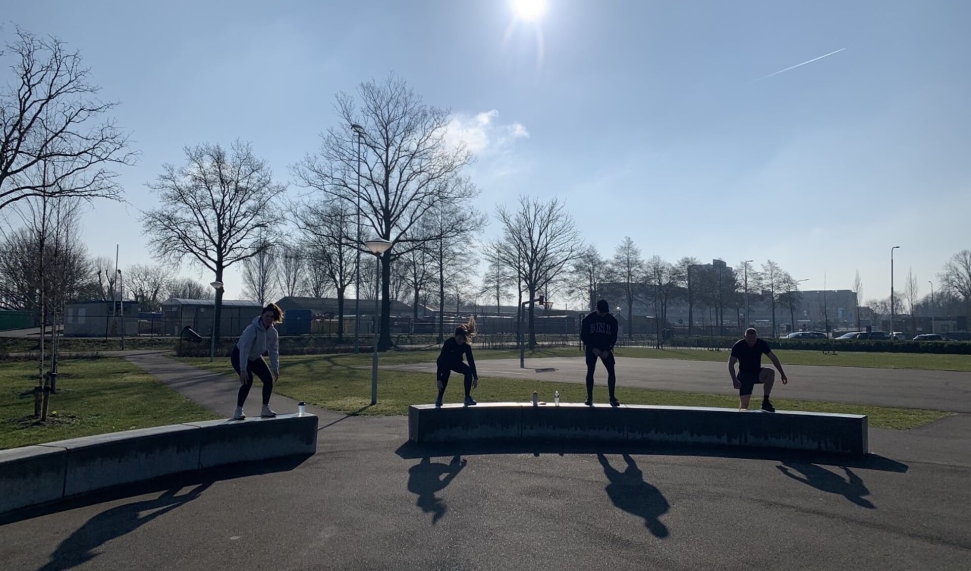 Sporters voeren een oefening uit bij het vorige 'Rondje Fitland' op 28 februari.