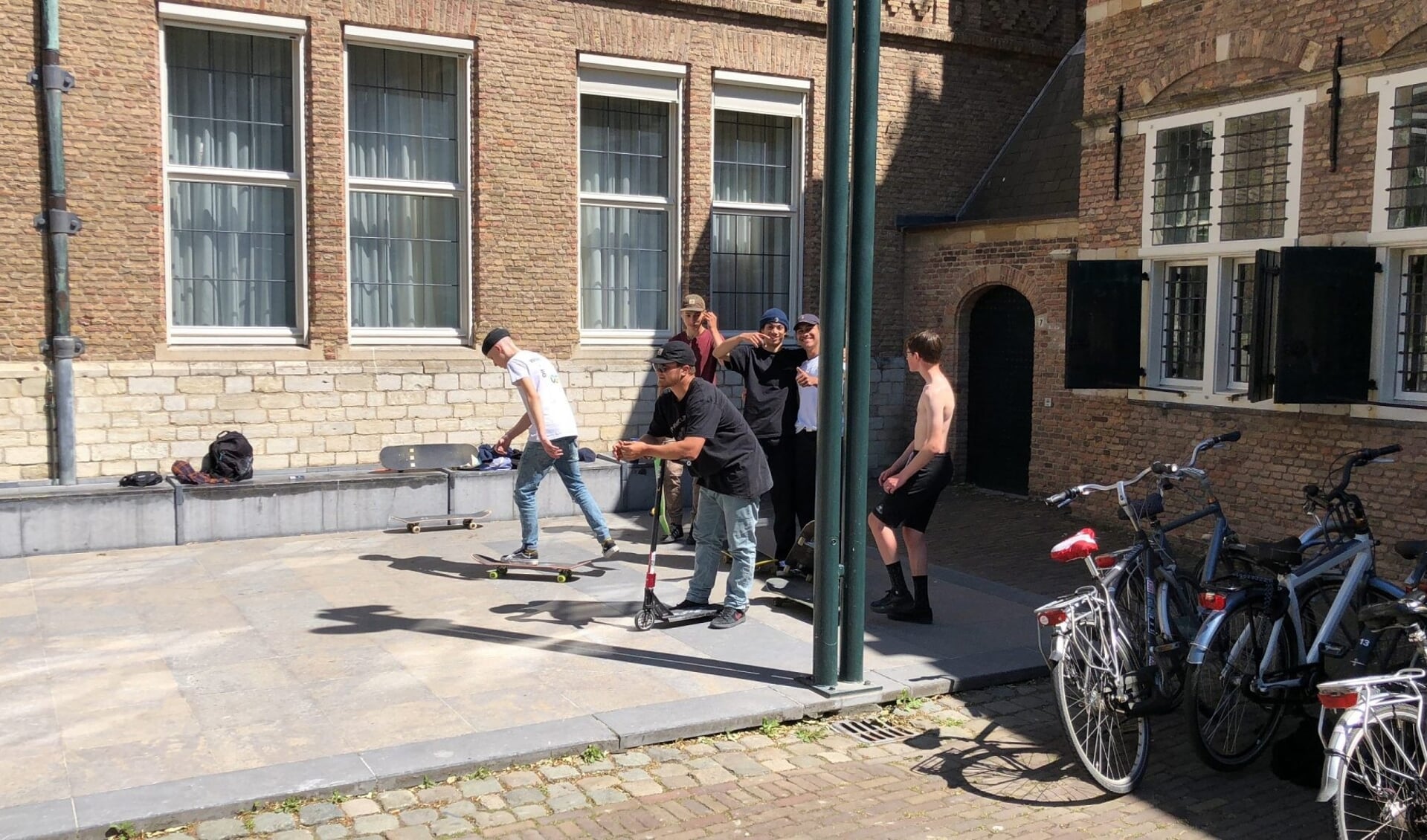 Middelburgse skaters op het Abdijplein in Middelburg