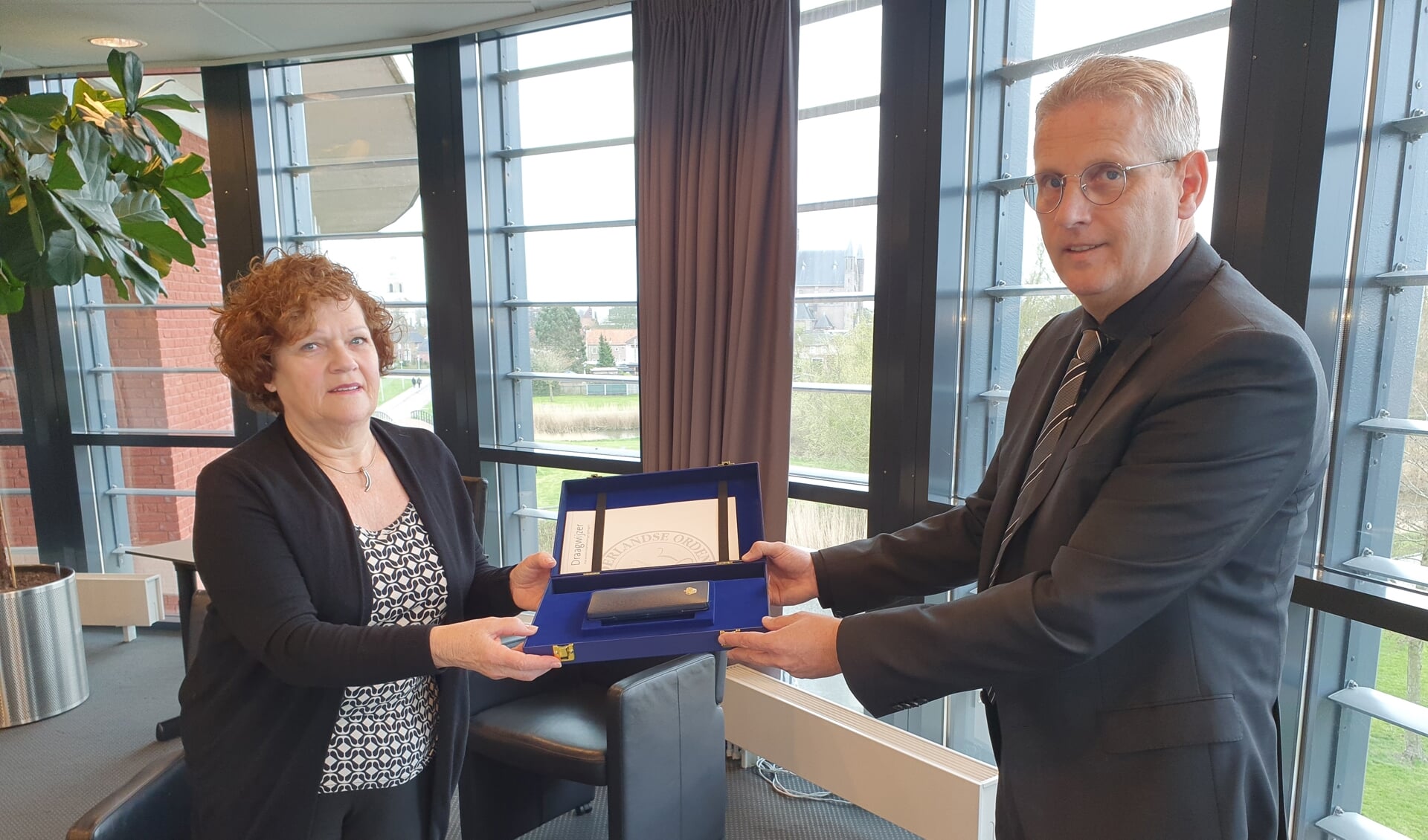 Els van Elzakker neemt het lintje in ontvangst van burgemeester Ruud van den Belt. 