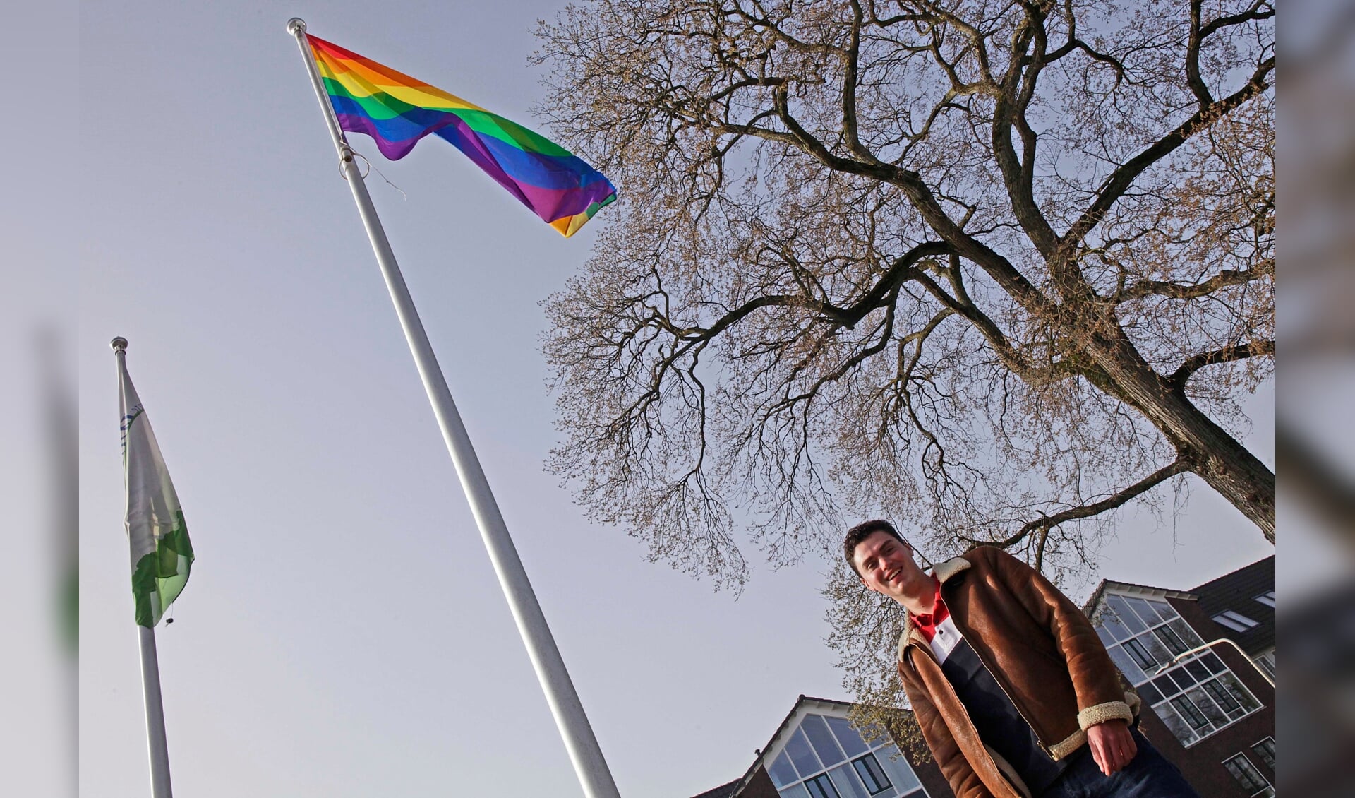 Jeroen van der Ha hijst de regelboogvlag voor twintig jaar homohuwelijk.