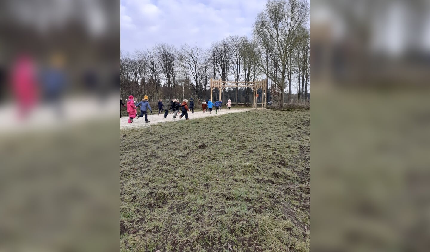 Jonge bezoekers rennen naar de kasteelpoort 