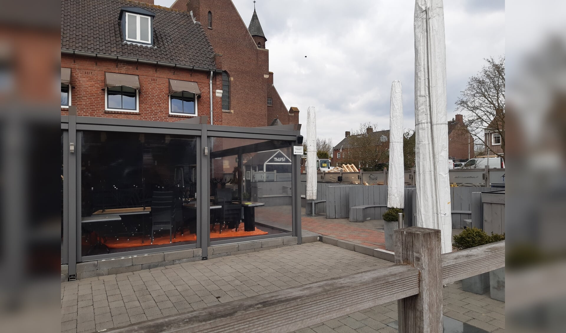 Fractie D66 hoopt dat de horecaterrassen, zoals hier in Kruisland, straks weer open kunnen.
