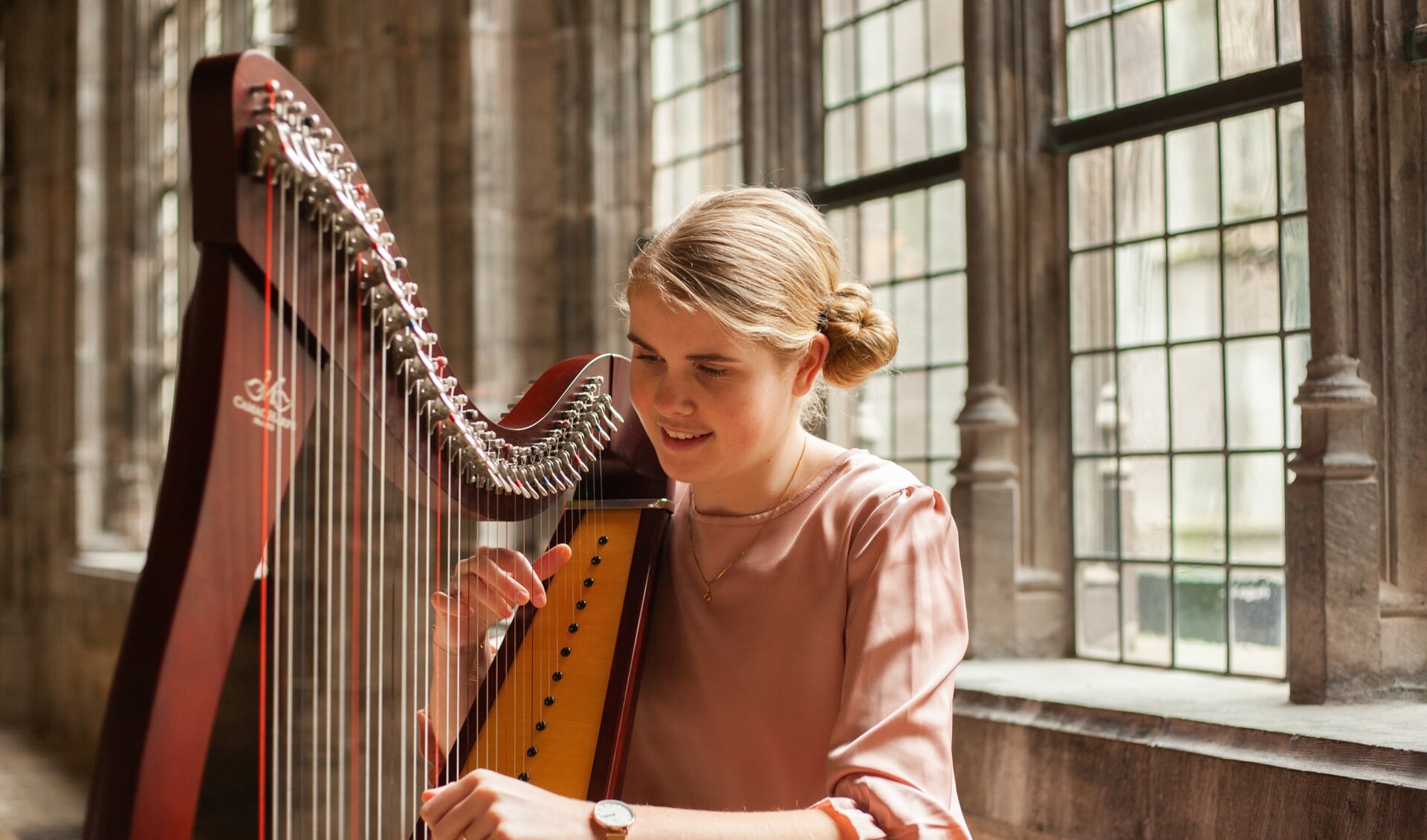 Harpiste Marilyne van der Maas.