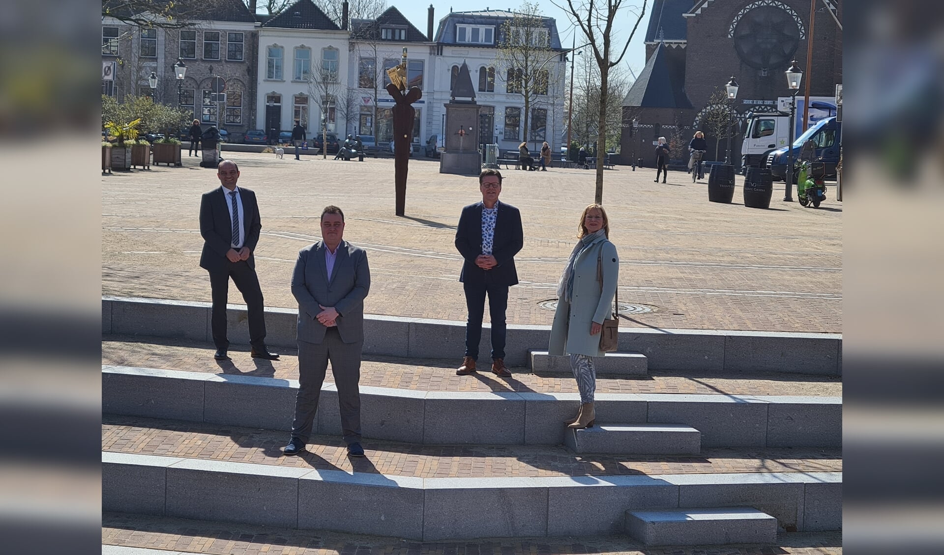 Danny Dingemans, Lennard Zwaard, Michel van Opstal en Desiree Brummans in het centrum van Zevenbergen. 