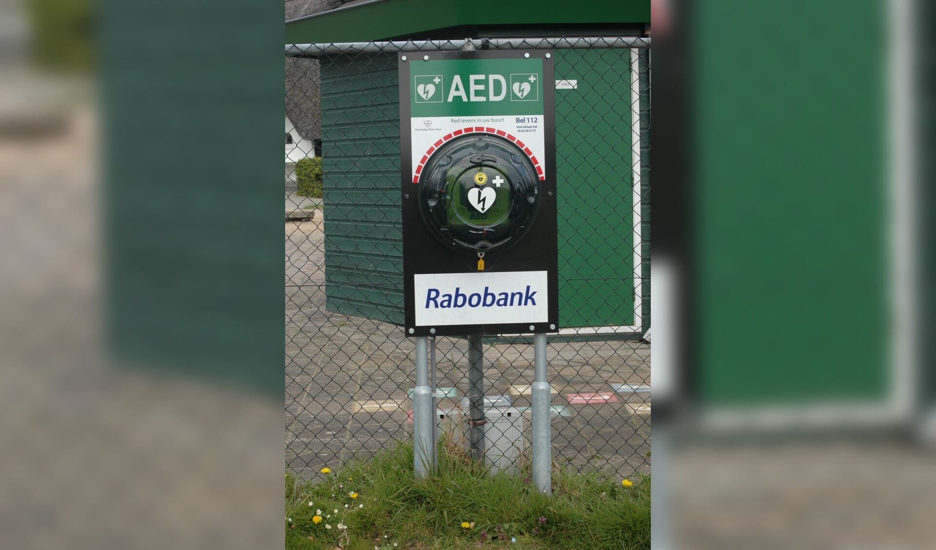 Een AED van hoofdsponsor Rabobank.