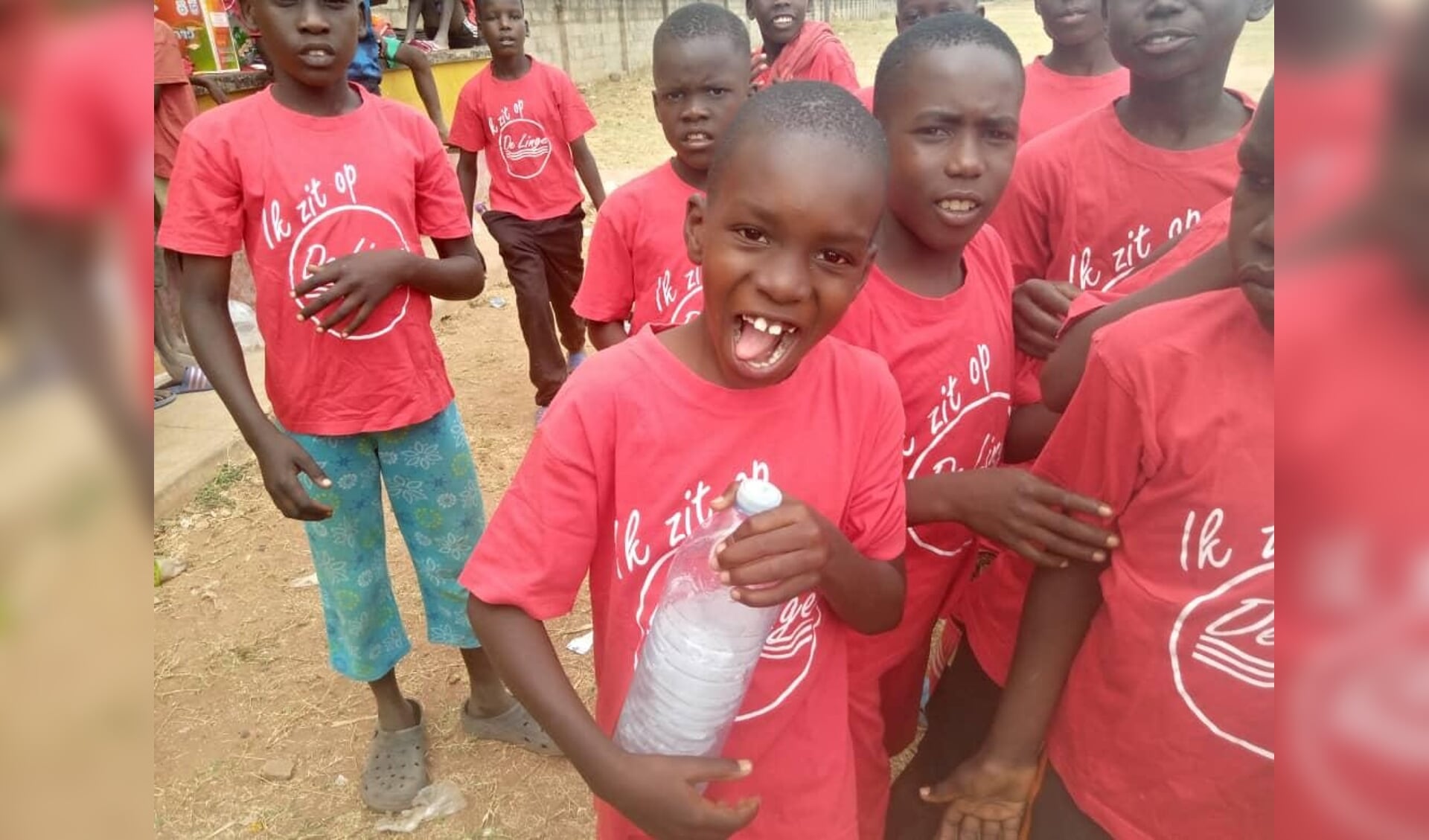 De Oegandese kinderen in hun nieuwe shirts.