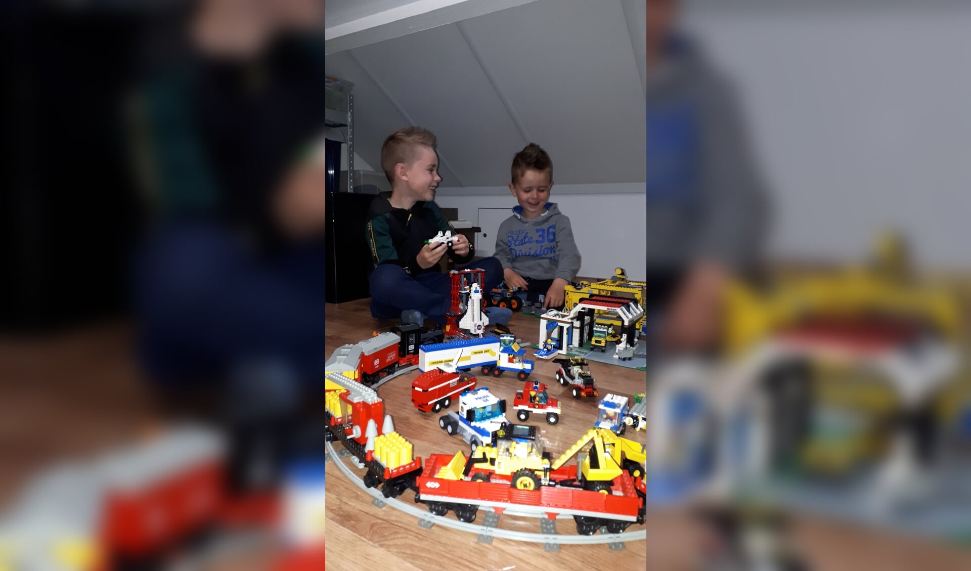 Teun en Mats van Beek vermaken zich op hun Lego-zolder.