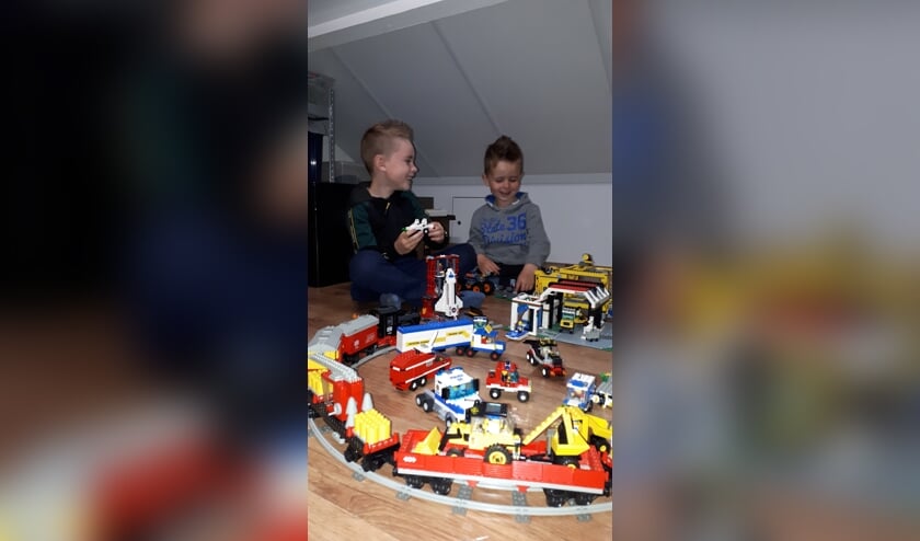 <p>Teun en Mats van Beek vermaken zich op hun Lego-zolder.</p>