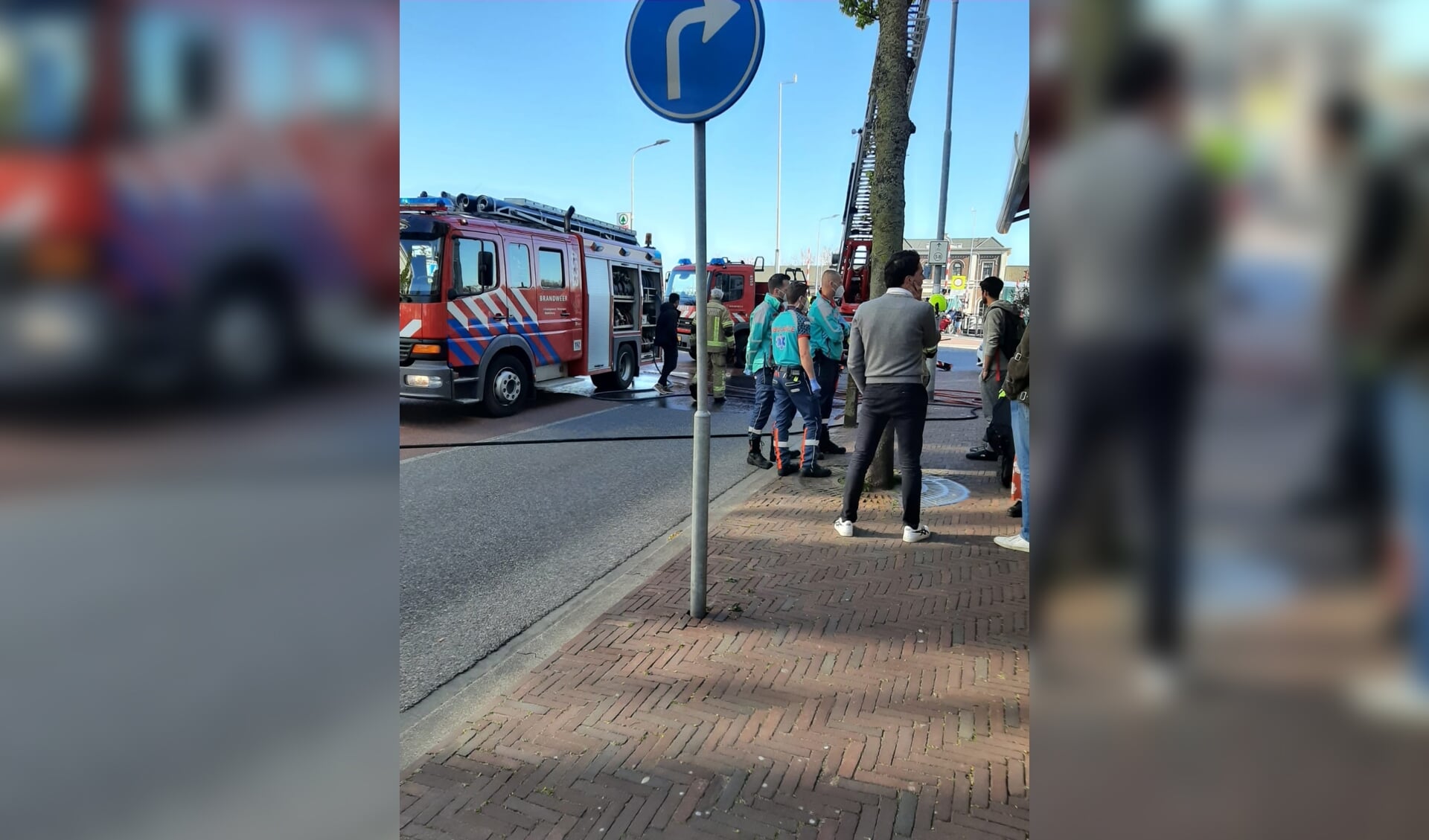 Brandweerwagens en omstanders in de Stationsstraat in Middelburg