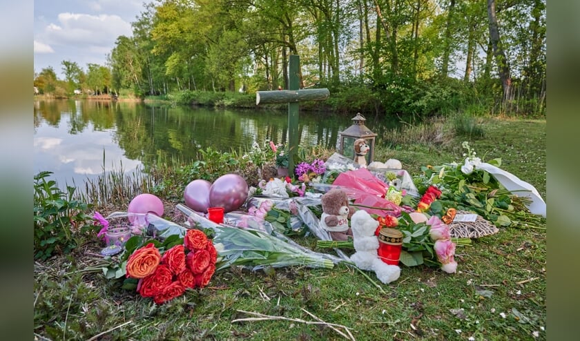 <p>Buurtbewoners legden na de vondst bloemen weg voor overleden meisje.</p>