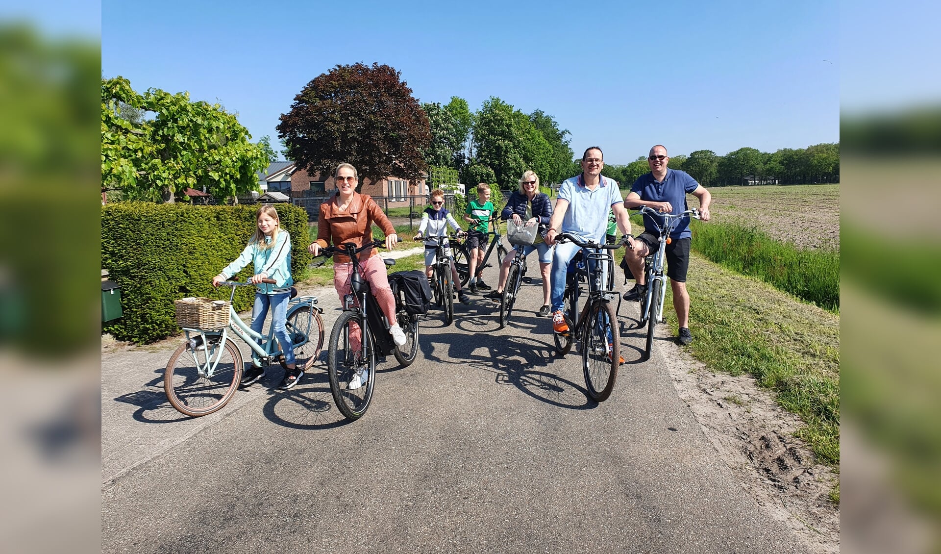 De fanatieke deelnemers van 'Eiland' onderbreken de fietstocht voor een groepsfoto