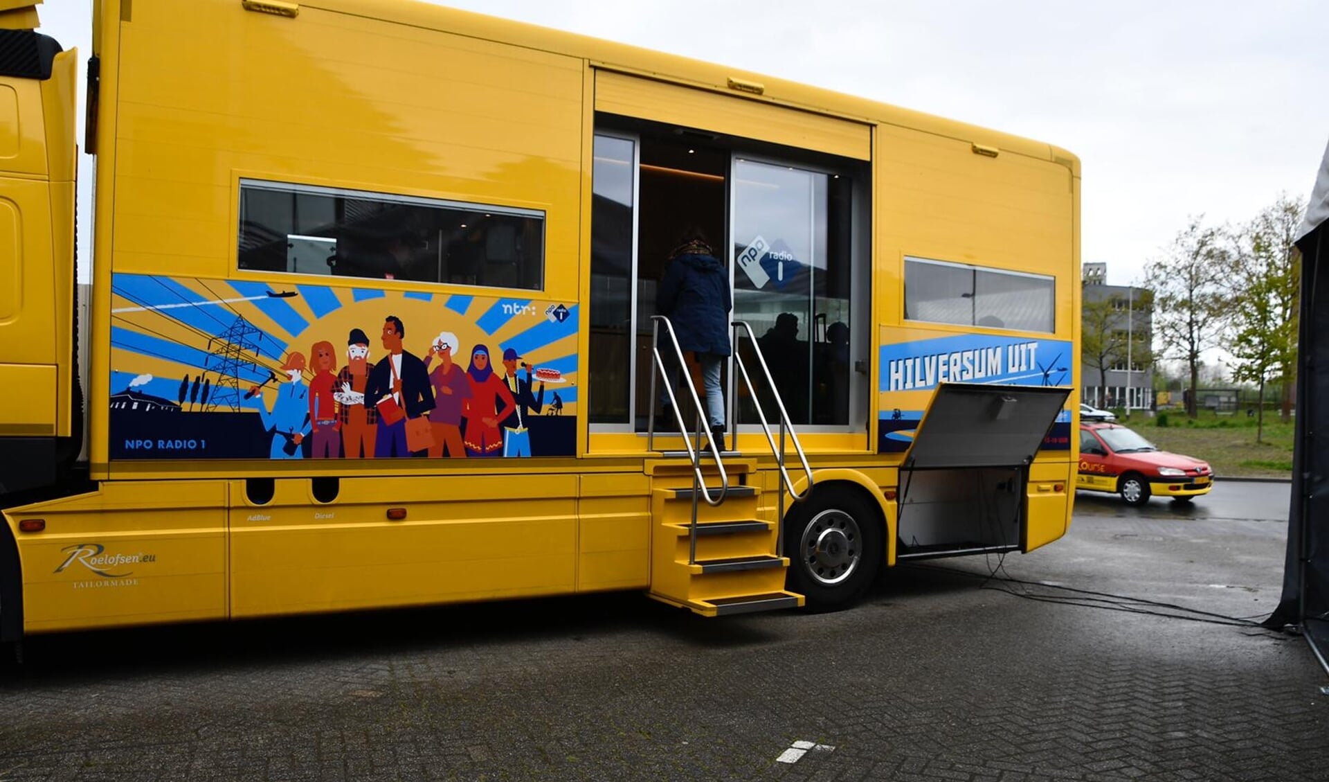De grote gele bus van Hilversum Uit. 