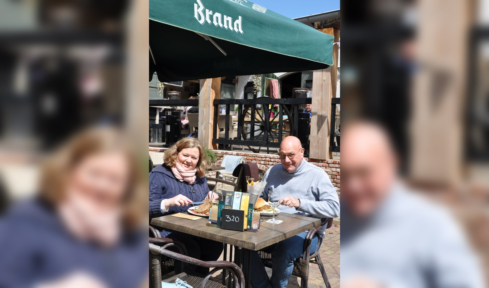 Lenneke en Ruud bij 't Wagenhuis in Nieuw-Vossemeer: 'We zijn geen kroegtijgers, maar het is wel erg fijn dat we zo'n mooi restaurant met terras op dit dorp hebben'