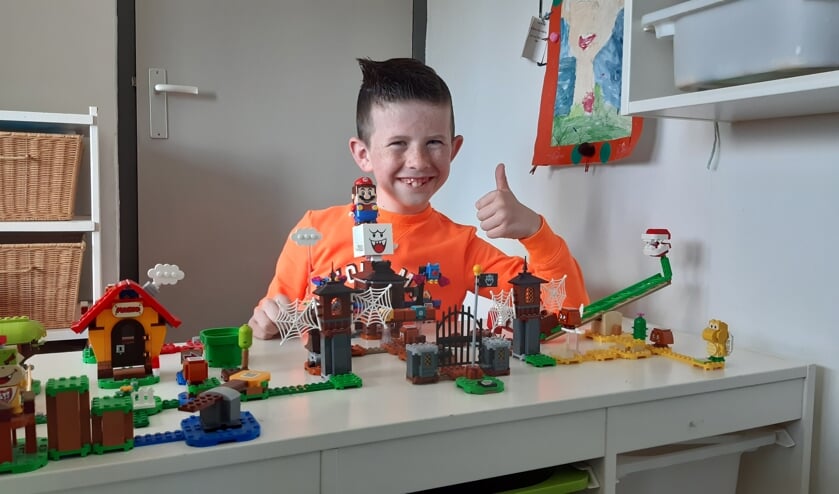 <p>Daneel bij zijn Lego Mario, mét geluid!</p>