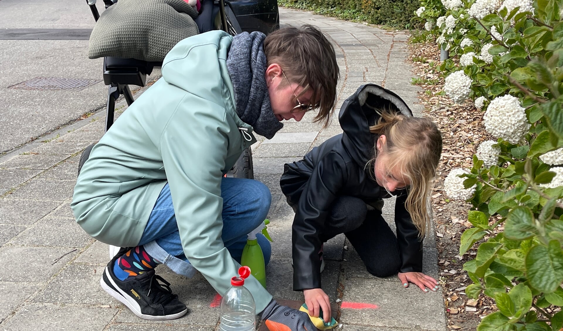 Anna-Maria Nooy poetst samen met haar dochter twee struikelstenen in Park de Griffioen in Middelburg