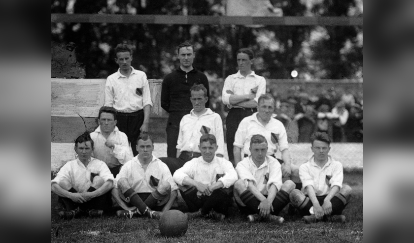 De Bredase ploeg die kampioen wist te worden in seizoen 1920-1921.