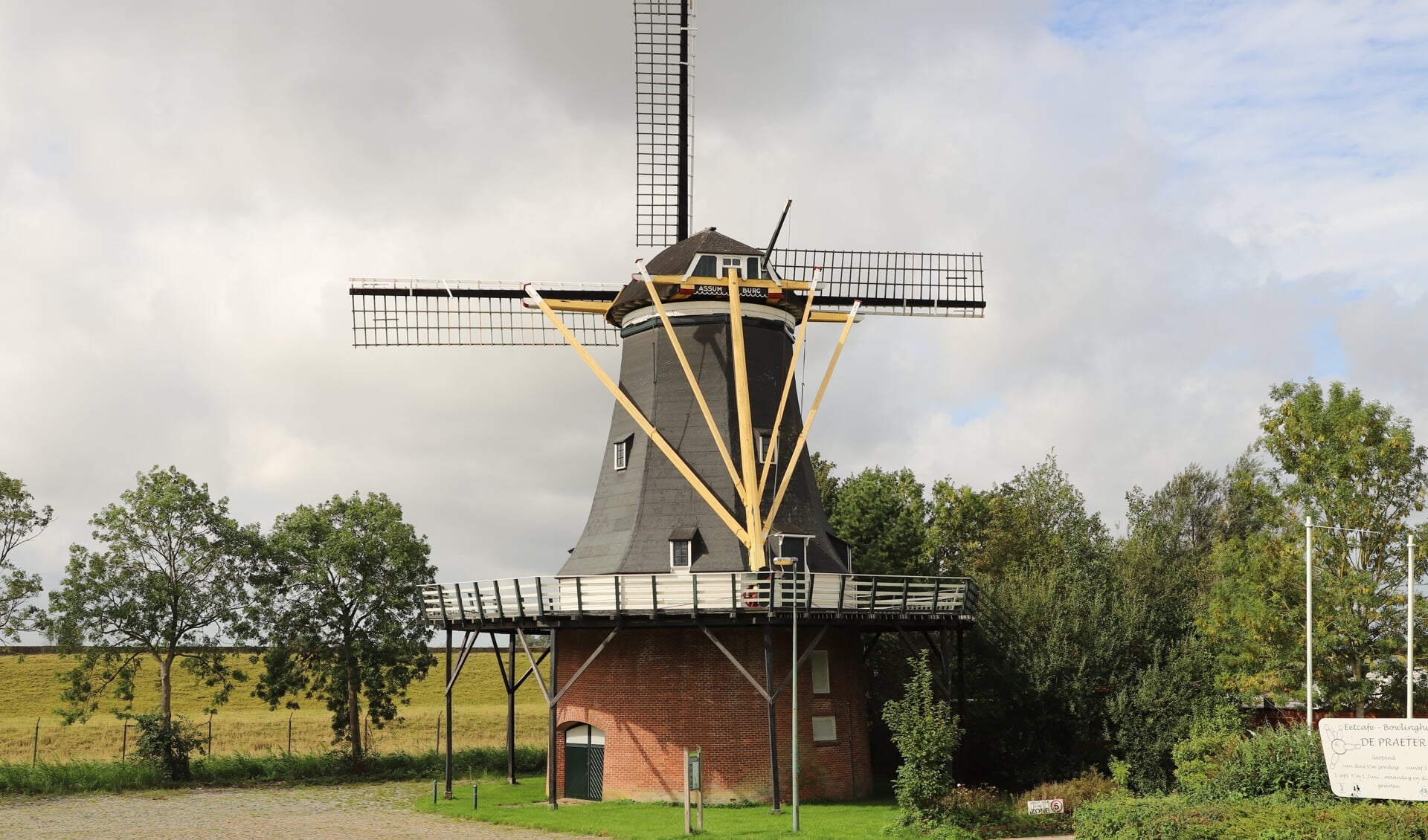 Molen Assumburg in Nieuw-Vossemeer.