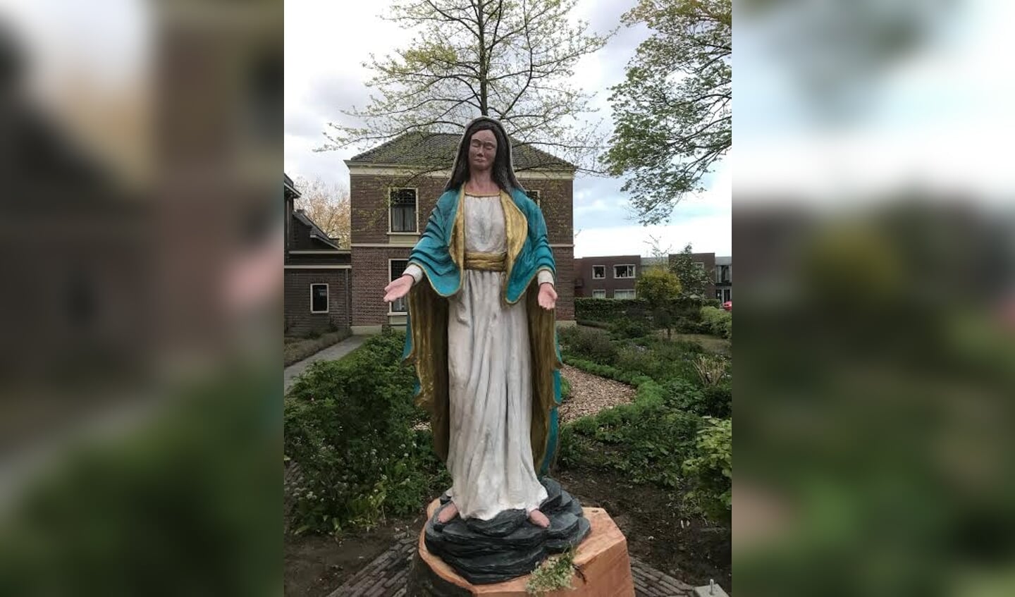 Maria staat nu in de kerktuin, niet ver van de plek waar de beuk stond, waaruit ze is gemaakt.