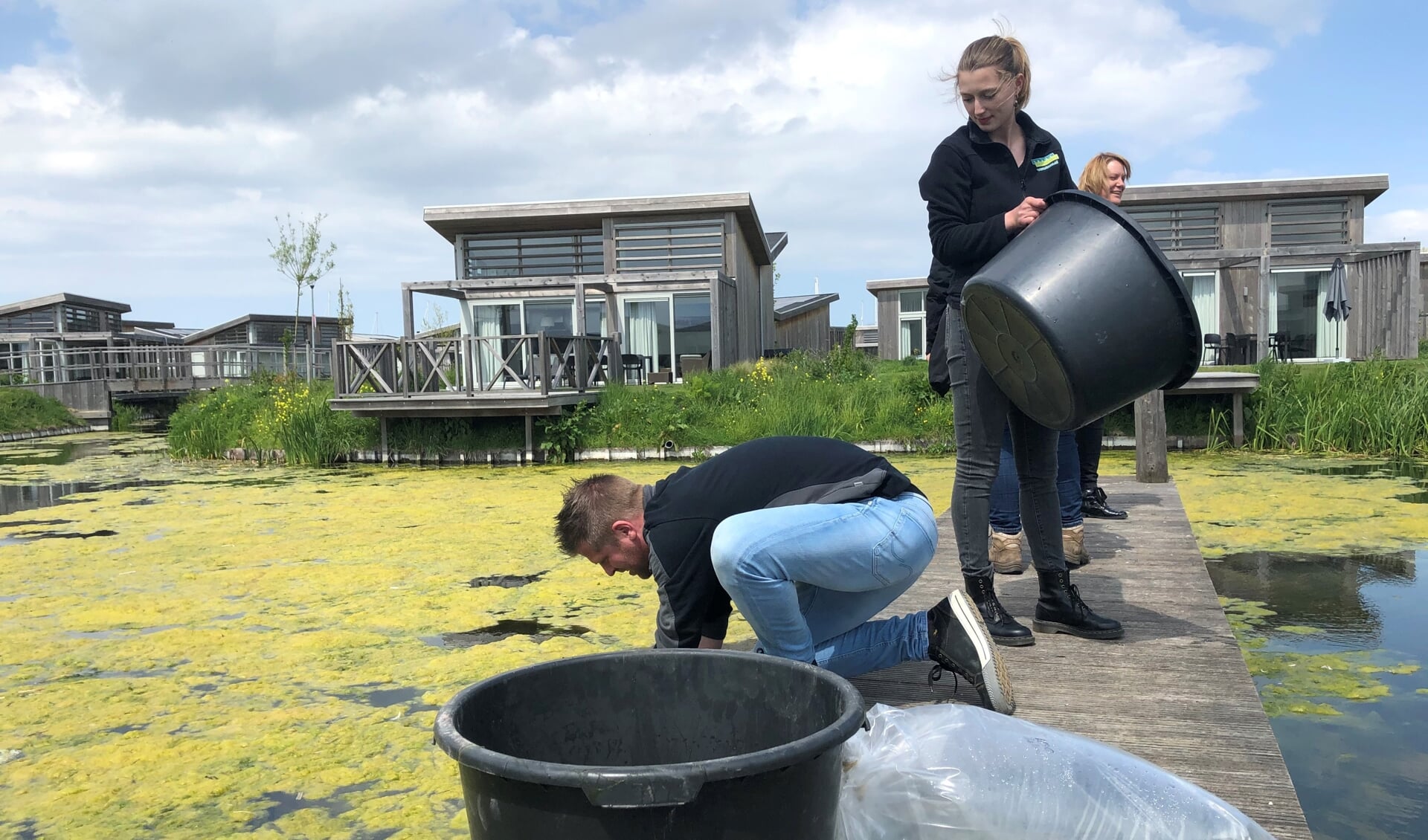 Dirk Uitterhoeve en Dorien de Vrieze zetten 400 roofvisjes uit bij Roompot Water Village.