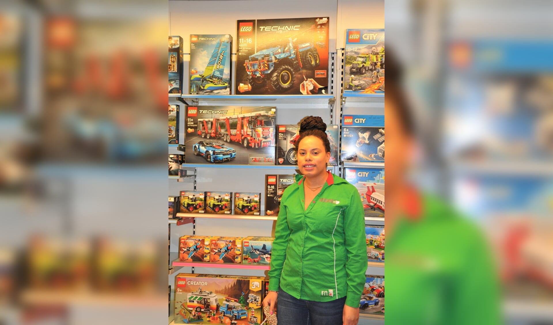 Mikhayla van Holten heeft in haar winkel een wand met zeven meter Lego en één meter Duplo.