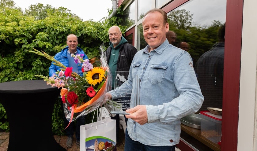 <p>V.l.n.r. wethouder René Lazeroms, teamleider Arthur van Schijndel en kampioen Ludo Kools.</p>