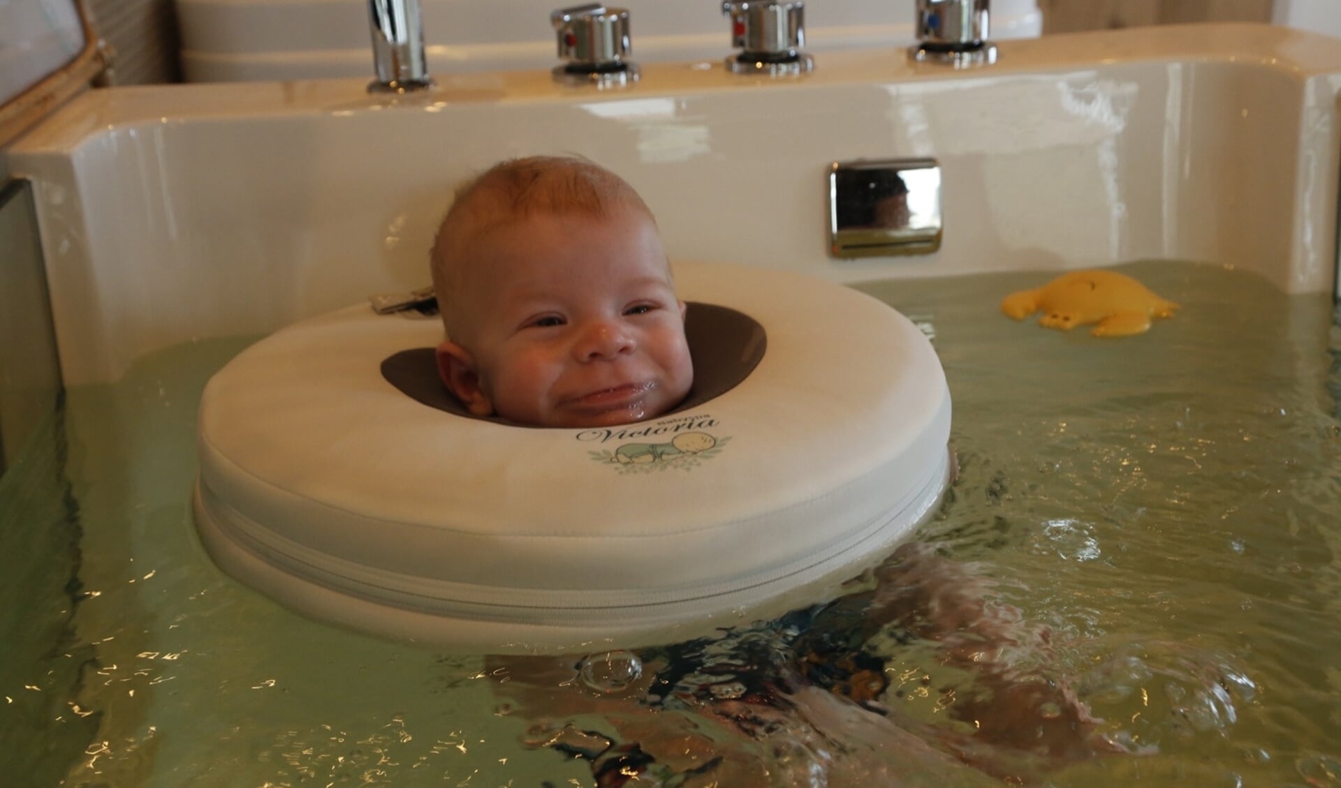 Baby floaten in gezuiverd water op lichaamstemperatuur.