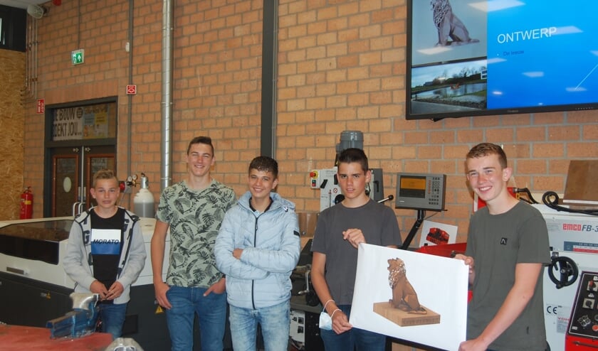 <p>Jarno, Walter, Maurice, Nico en Jan (vlnr) met hun ontwerp.</p>