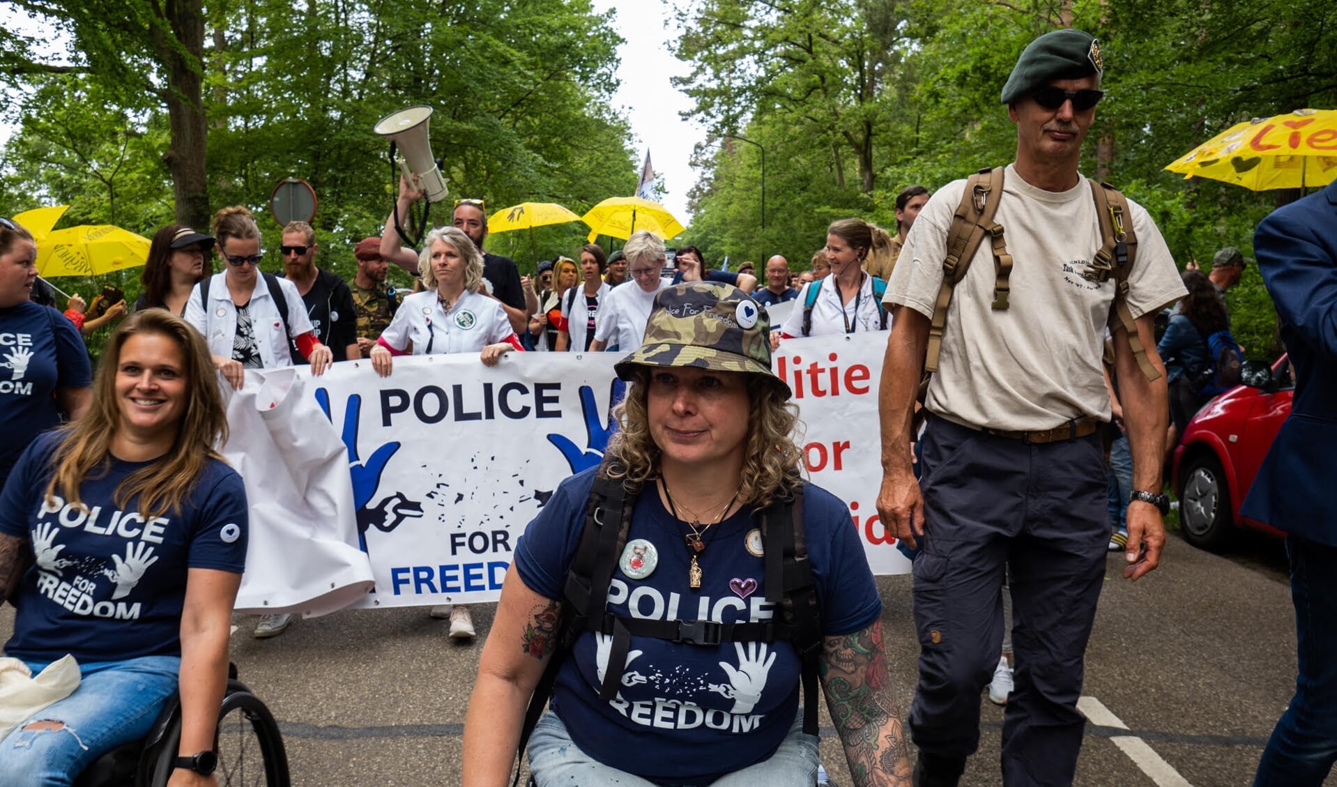 Michaela Spaanstra (midden) voorop in een Police for Freedom-mars. 