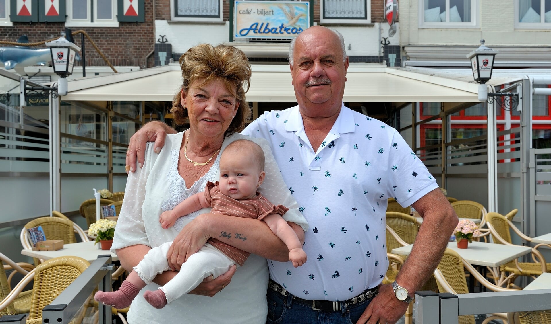 Yvonne en Klaas van Belzen met kleinkind Loïs.