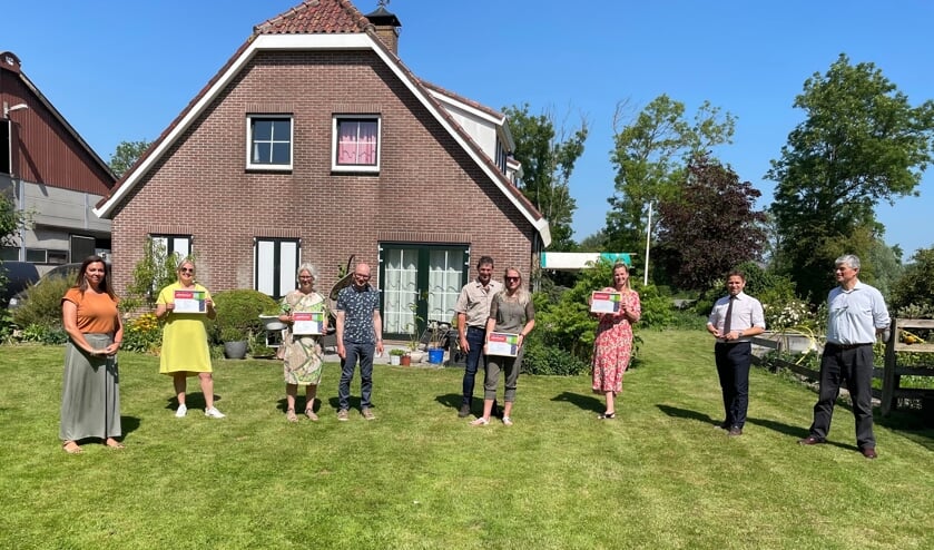 <p>Coördinator Caroline Melissant van Zeker Zeeuws, Katrien Uitdewilligen (Pommes Appetit), Anneke en Frans de Kok (De Kok Herefords), Remco Breel en Emmie ten Hoorn (Schapenhouderij Breel), Charlotte Pillen (Hierbas de las Dunas), gedeputeerde Jo-Annes de Bat van de provincie Zeeland en voorzitter Robert Zonnevylle van Zeker Zeeuws (vlnr).</p>
