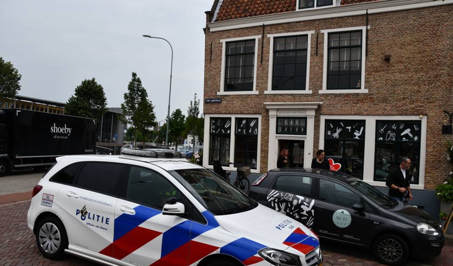Politie bij de kapsalon in de Sint Janstraat