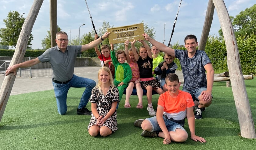 Leerlingen Oleanderhof met voorzitter Wim Dodmond en penningmeester Patrick Siereveld van Stichting Behoud Julianabad