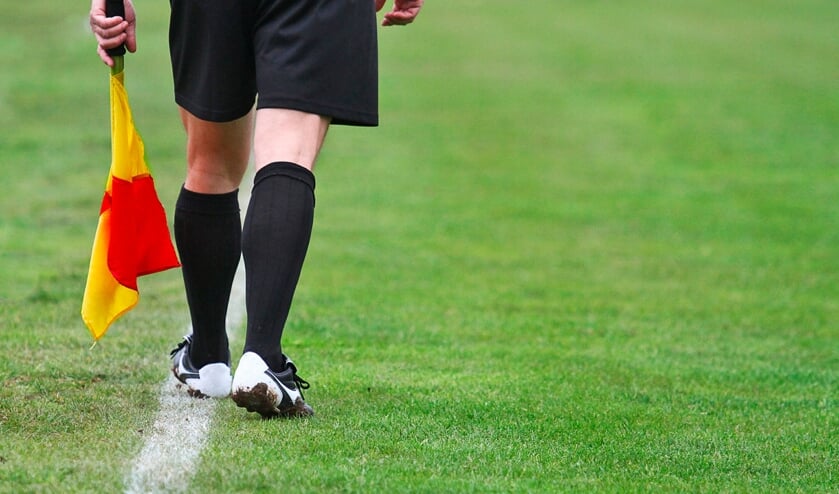 <p>Een grensrechter op het voetbalveld. Foto ter illustratie</p>