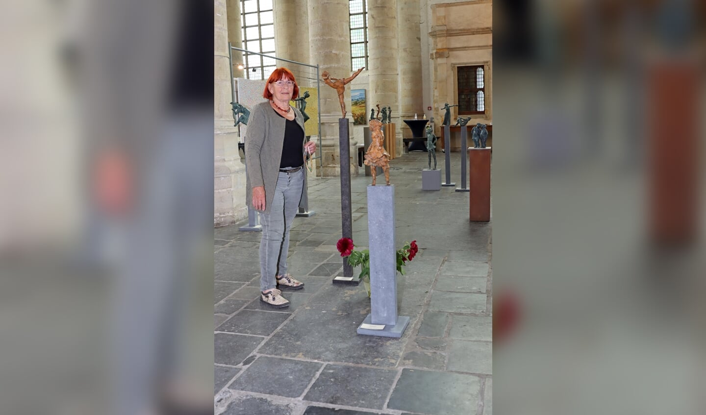 Frida van Overbeeke-Verschuur bij haar beelden in de Grote Kerk.