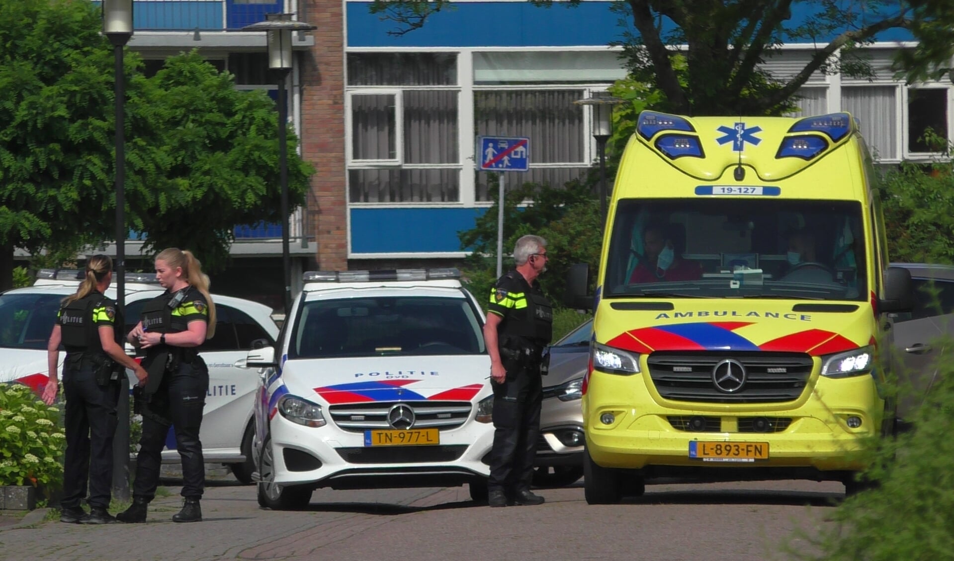 De ambulance en meerdere eenheden van de politie zijn aanwezig. 