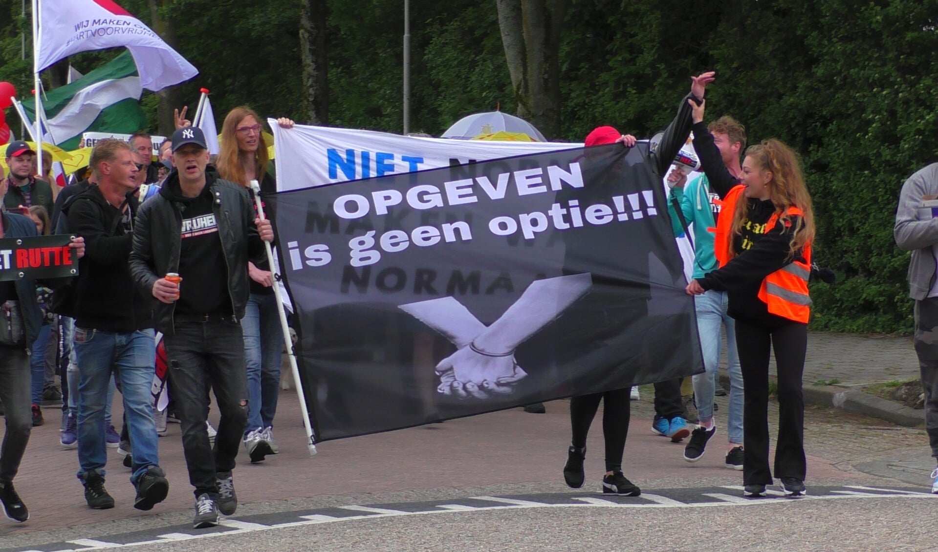 De demonstratie trekt door de stad. 