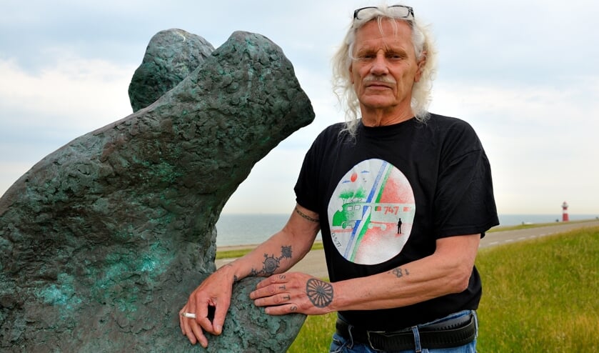 <p>Jan Beckers bij het Moluks monument op de dijk bij Westkapelle.</p>