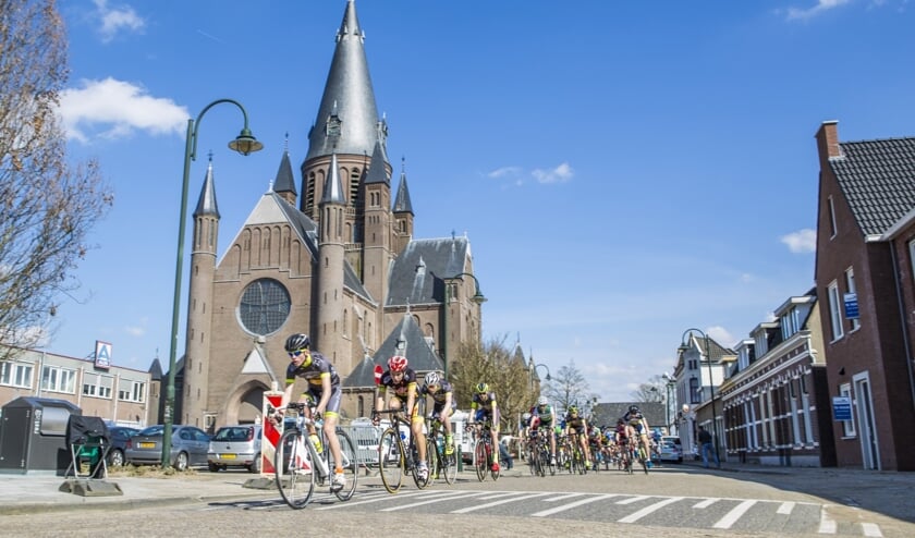 <p>Beeld van een van de eerdere edities van de Wielerronde van Steenbergen.</p>