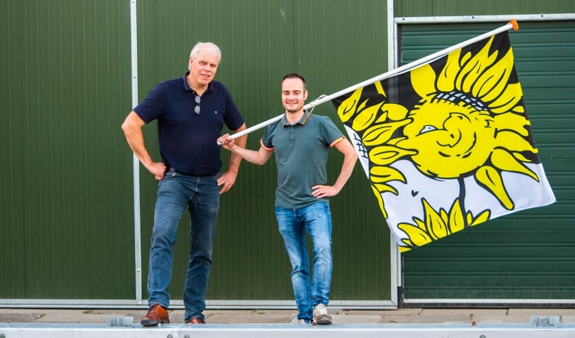 <p>Coen van der Meulen (l) en Niek Melissen (r) voor de nieuwe loods van de buurtschap.</p>