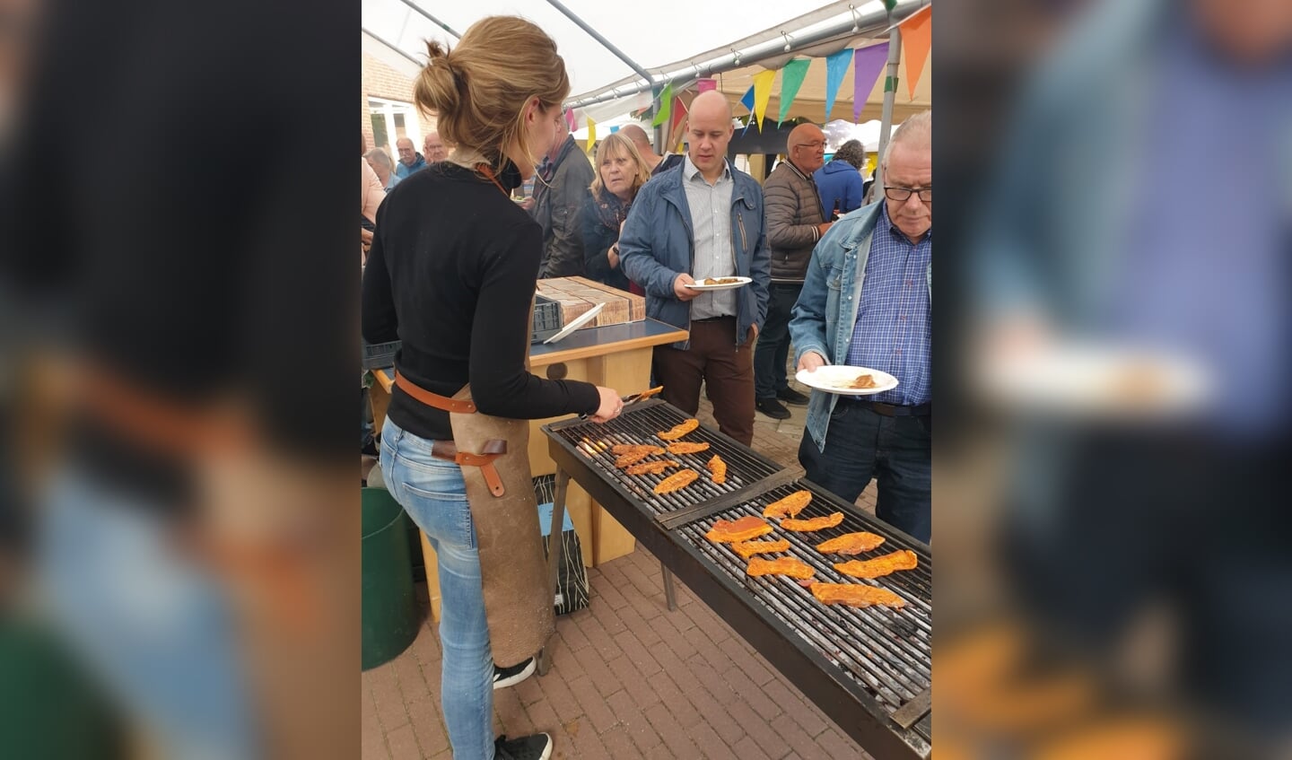 Evi is aan het braden tijdens de Bosschenhoofdse Buurt Barbecue in 2019