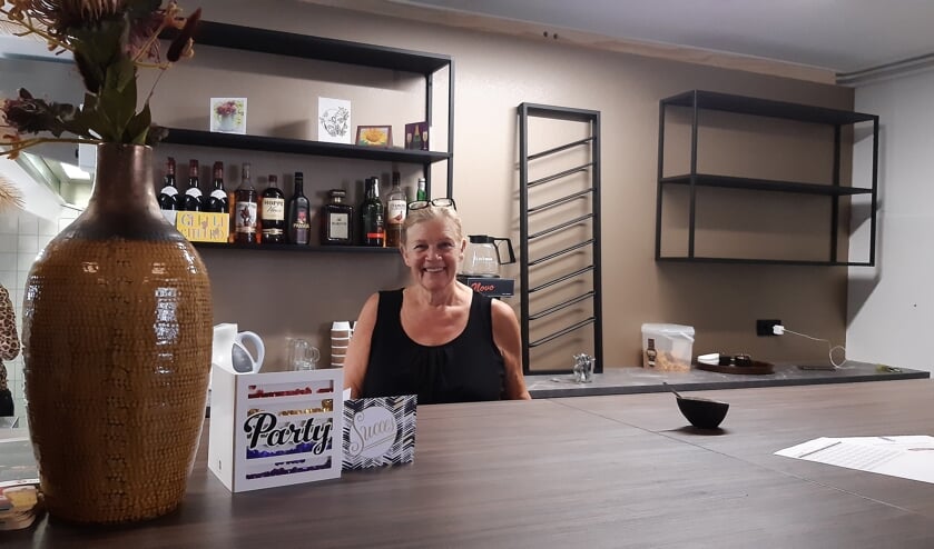 <p>Beheerder Marleen Visser in de gloednieuwe keuken van het dorpshuis.</p>