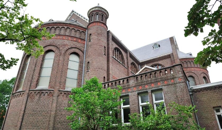 <p>Kerk en pastorie aan de Singel wachten op een nieuwe eigenaar.</p>
