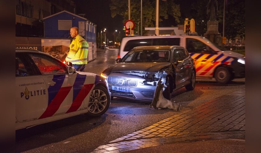 Beide voertuigen liepen forse schade op.