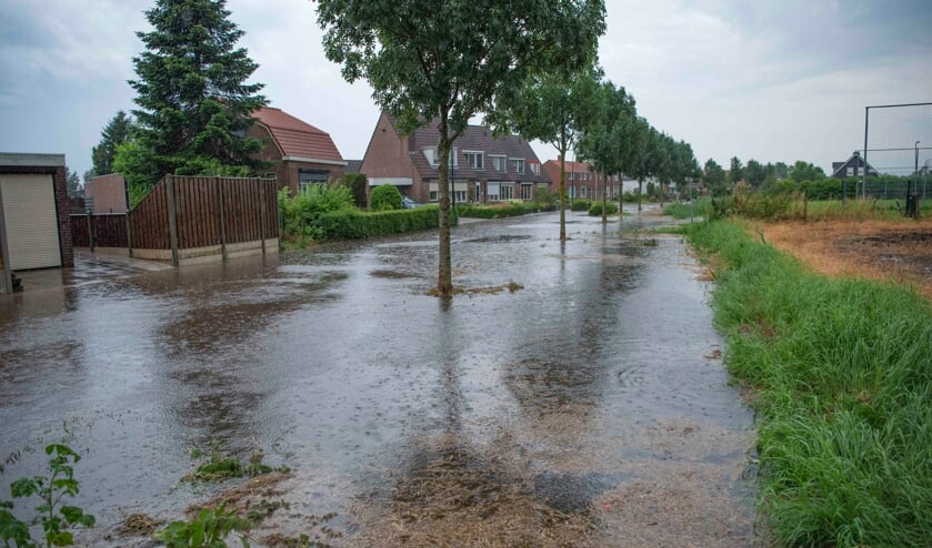 In diverse straten liep het water de woningen binnen.
