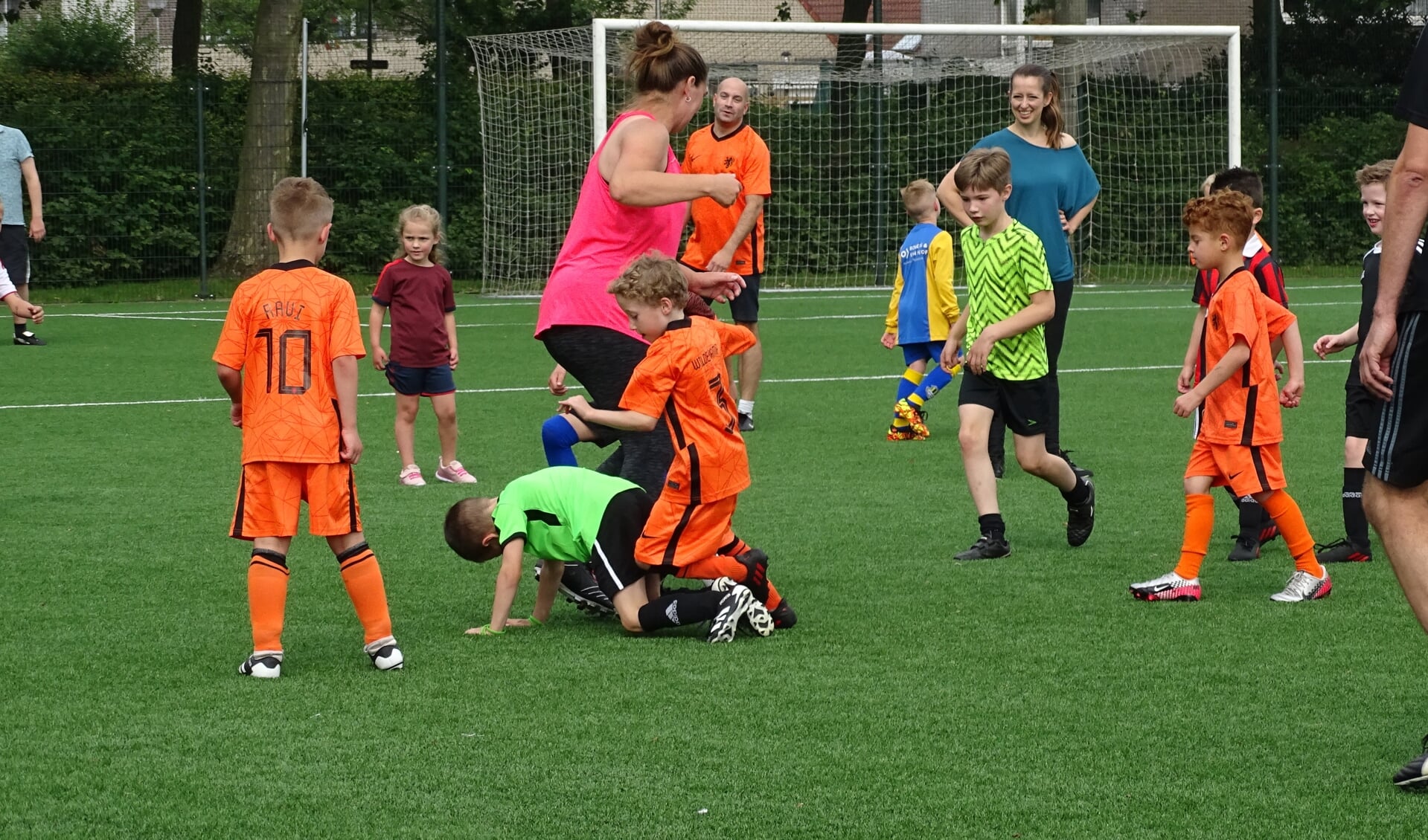 Omsingelingsvoetbal bij jongste jeugd tegen (groot)ouders, geen meter werd cadeau gegeven